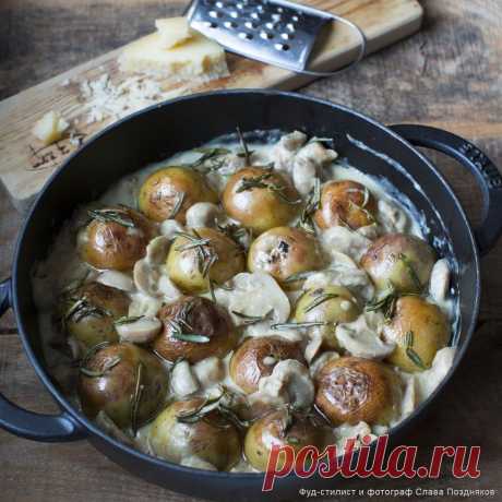 Жареный картофель с грибами по-нормандски, сыром и розмарином