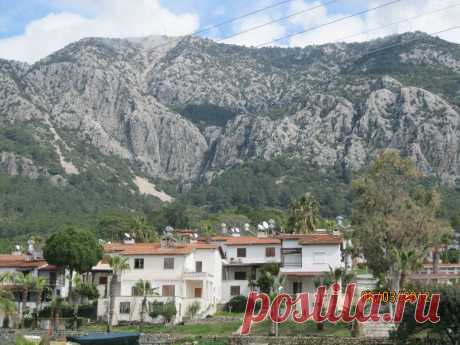 Горы окружающие местечко отдыха в Турции