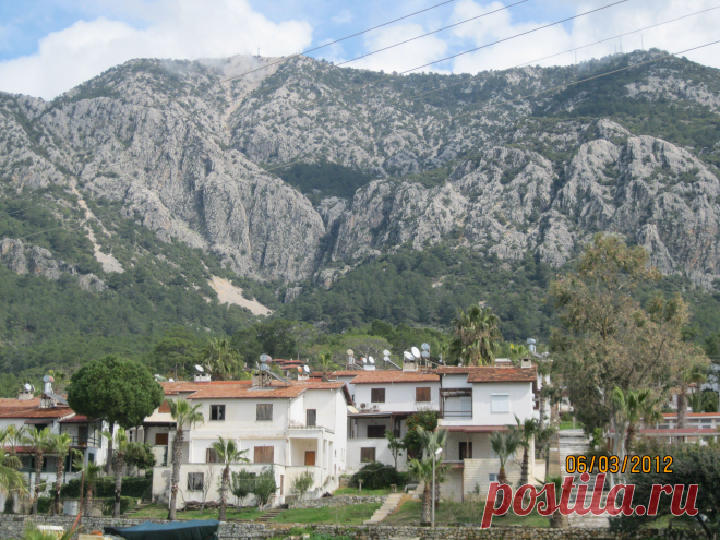 Горы окружающие местечко отдыха в Турции