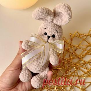 Мини Зайка амигуруми. Схемы и описания для вязания игрушек крючком! Бесплатный мастер-класс от Юлии Бабичевой по вязанию плюшевой мини зайки крючком. Высота вязаной игрушки примерно 16-18 см вместе с ушками. Для изгото…