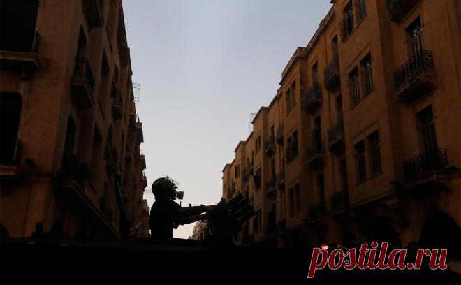 В мечети на востоке Ливана мужчина открыл огонь по сирийцам. В мечети в городе Бар-Эльяс на востоке Ливана началась стрельба, сообщило государственное информационное агентство NNA.