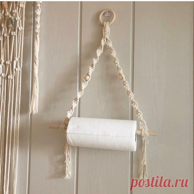 Куда убрать кастрюли, шкафы ломятся от крышек, разлетается фольга и пергамент? Наводим порядок на кухне раз и навсегда  Сэкономим место с помощью лайфхаков. Полочка для крышек Универсальным местом для столовых принадлежностей и крышек могут стать подвесные полки под кухонным шкафом, но они должны быть расположены на высоте не более, чем полметра от уровня рабочей поверхности. Если полки будут от пола до верха шкафа, то в нем можно будет разместить много предметов. Например, кастрюли или другие…