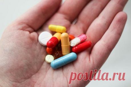 Россиянам рассказали о последствиях переизбытка витаминов в организме. Невролог, профессор Наталья Шиндряева объяснила, чем опасен переизбыток витаминов в организме. По ее словам, сильный авитаминоз встречается редко. В то же время переизбыток отдельных витаминов в организме может спровоцировать серьезные проблемы со здоровьем, например головную боль и усталость.