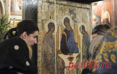 Икону "Святая Троица" доставили в Центр имени Грабаря. Святыню упаковали в ящик для транспортировки, фургоны сопровождали автомобили ДПС