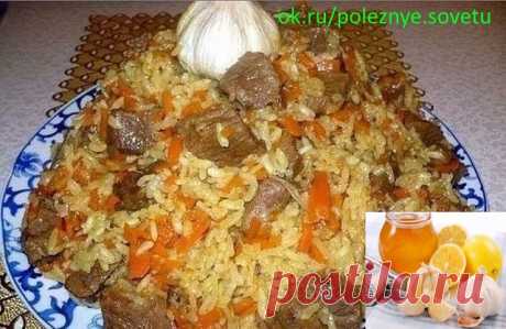 Вкуснейший плов

Приготовление:
Накаляем раст.масло в казане (я использую старинную глубокую сковороду, только в ней плов получается изумительный).

В раскаленное масло опускаем нарезанные полукольцами
2 луковицы, огонь убавляем и обжариваем - тут главное не пережарить, а чтобы лук стал слегка золотистым.

Тут уже забрасываем нарезанную длинными брусочками (не натертую) 2 крупн. моркови, добавляем приправы для плова (продаются на рынке), продолжаем обжаривать минут пять. Д...