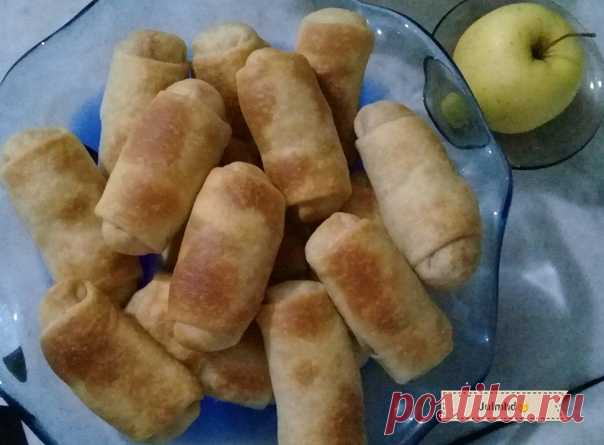 ПИРОЖКИ С ЯБЛОКАМИ НА ТОНКОМ ТЕСТЕ. Автор фото-рецепта Юлия Терехова: тесто для этих пирожков готовится без соды и в готовом изделии очень похоже на слоеное тесто. Пирожки можно готовить с капустной, грибной, картофельной начинкой, в общем любые на ваш вкус. С яблоками из этого теста получаются отличные штрудели! Рекомендую всем попробовать приготовить такие пирожки!

Для теста:
300 г муки
125 мл воды
125 мл растительного масла без запаха
5 г соли (можно щепотку)

Для начи...