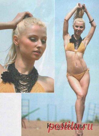 Купальник песочного цвета с цветком