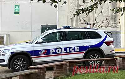 В Реймсе задержали вооруженного двумя ножами мужчину. Радиостанция France info сообщила, что он выкрикнул "Аллах акбар" перед комиссариатом полиции