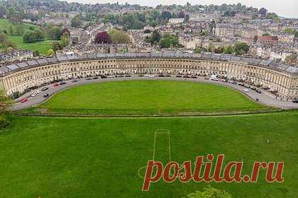 Пенис длиной несколько метров украсил лужайку перед коронацией Карла III. Гигантская фигура в виде пениса украсила исторический газон в британском городе Бат, отведенный для празднования коронации Карла III. Неизвестные злоумышленники выстригли половой орган в траве перед Королевским полумесяцем — полукругом из 30 зданий XVIII века, считающимся городской достопримечательностью.