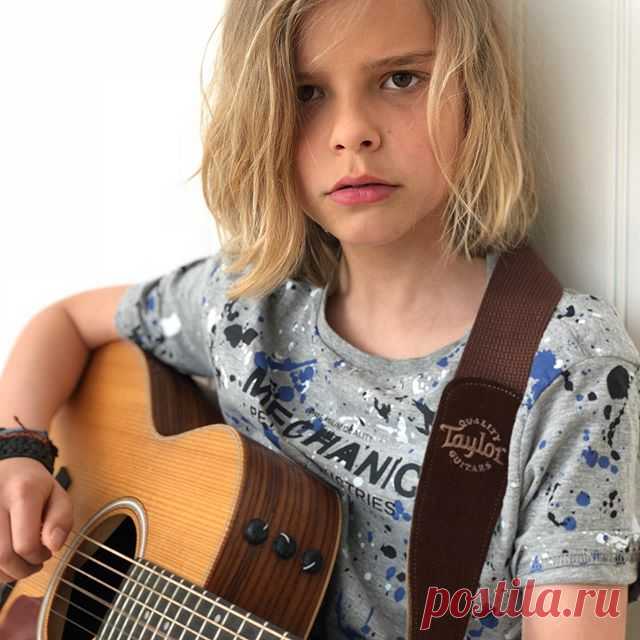 Photo shared by Oscar Stembridge on April 18, 2020 tagging @taylorguitars. На изображении может находиться: 1 человек, часть тела крупным планом