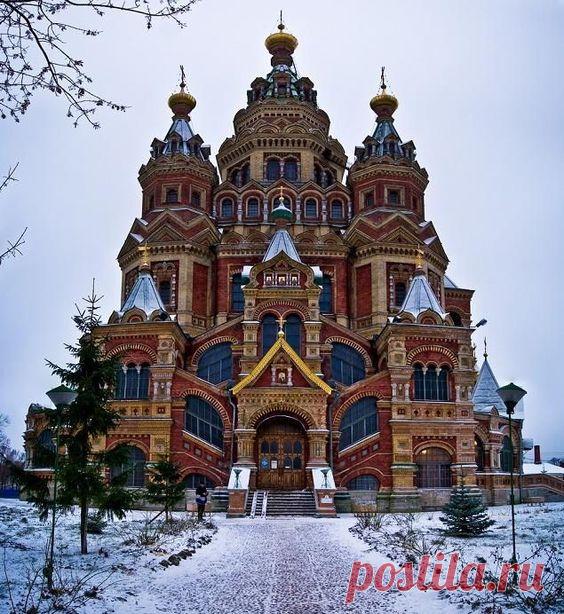 Saints Peter and Paul Cathedral at Peterhof, Russia. Another 'must visit', just look at the design detail and how well this beautiful piece of history has been preserved. ♥