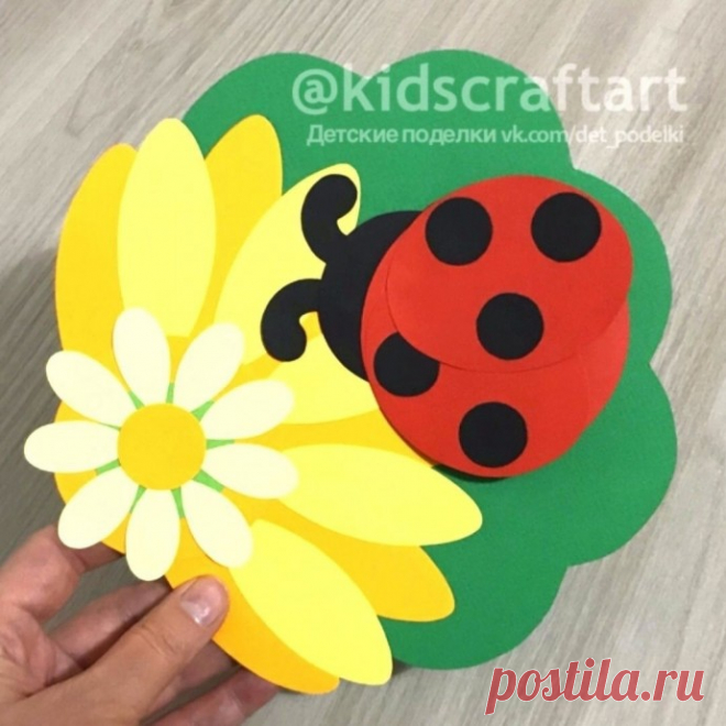​Божья коровка на цветке