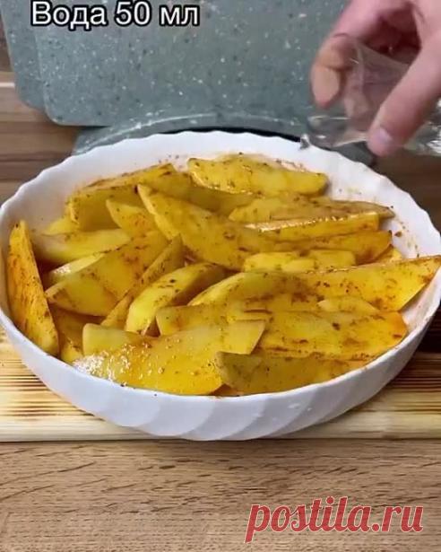 Плов классический 
http://povar.ru/recipes/plov_klassicheskii-19250.html

Плов классический - пошаговый кулинарный рецепт на Повар.ру
Конечно, приготовить плов может любая хозяйка, но знаете ли вы, как делать его правильно? На самом деле есть несколько общих правил, с которыми ваш плов получится невероятно вкусный и рассыпчатый.