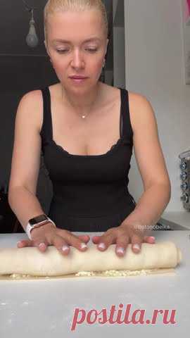 Отличная закуска на любой случай 👍Ингредиенты:•слоёное тесто•средний кабачок/цукинни •100г сливочного сыра•100г натертого сыра•2ч.л. специй•соль⠀Выпекать пр...