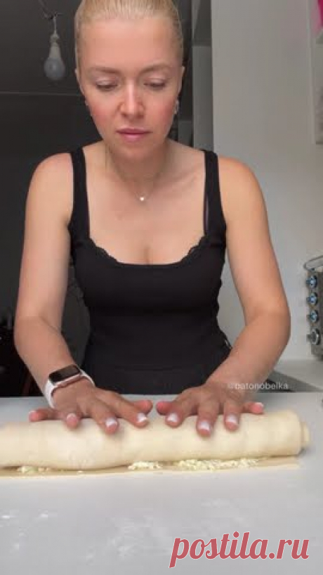 Отличная закуска на любой случай 👍Ингредиенты:•слоёное тесто•средний кабачок/цукинни •100г сливочного сыра•100г натертого сыра•2ч.л. специй•соль⠀Выпекать пр...