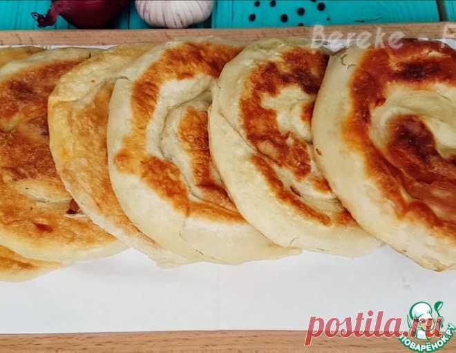 Слоеные луковые лепешки – кулинарный рецепт