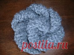 knitted flower pattern (as well as patterns for other basics like hats and scarves), for those of us who don't crochet.  :)