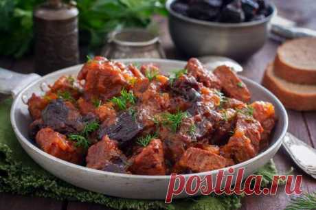 Необычайно вкусная говядина с черносливом - Вкус жизни - медиаплатформа МирТесен Говядина — диетическое мясо, а в сочетании с черносливом получается просто сказочно вкусной. Такое блюдо можно даже тем, кто на диете. Чернослив помогает мясу быстрее усваиваться, блюдо получается легкое и не тяжелое для желудка. Подавать говядину можно с любым гарниром, очень вкусно с картофельным
