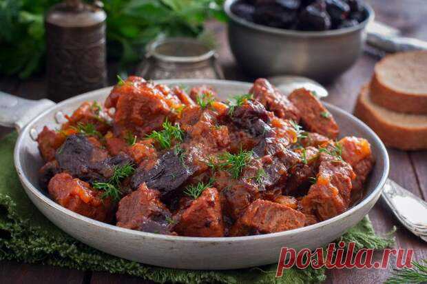 Необычайно вкусная говядина с черносливом - Вкус жизни - медиаплатформа МирТесен Говядина — диетическое мясо, а в сочетании с черносливом получается просто сказочно вкусной. Такое блюдо можно даже тем, кто на диете. Чернослив помогает мясу быстрее усваиваться, блюдо получается легкое и не тяжелое для желудка. Подавать говядину можно с любым гарниром, очень вкусно с картофельным