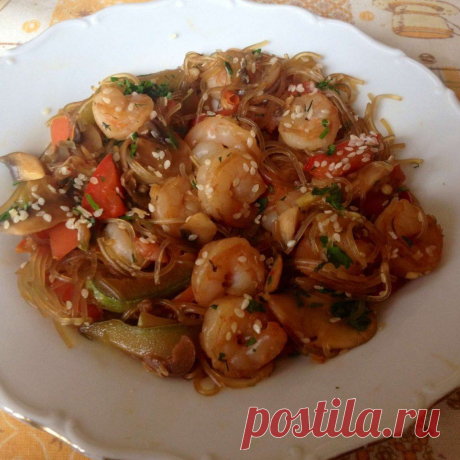 Фунчоза с креветками и овощами