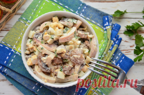 Салат с кальмарами, яйцом и грибами: рецепт с фото пошагово