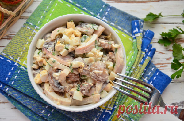 Салат с кальмарами, яйцом и грибами: рецепт с фото пошагово