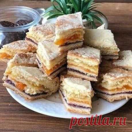 Восхитительно вкусный пирог с тремя начинками: из кураги, чернослива и лимона.

Для теста:
2 стакана муки
200 гр масла
Вода или молоко - 100 мл;
Сахар - 100 гр;
Соль и сода - по щепотке;
Для начинки:
Курага - 200 гр;
Чернослив - 200 гр;
Лимон - 2 шт (маленьких)
Сахар - 9 ст.л.
Приготовление:
Сливочное масло растереть с мукой, до получения мучной крошки (1-2 ст.л. крошки отложить для обсыпки). Добавить сахар. Соду (можно разрыхлитель) и соль. Постепенно влить молоко, пока н...