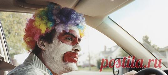 Они неизменно веселы и популярны. Развлекать других — их привычное занятие, и многие завидуют способности этих «дежурных шутников» легко бросать реплики, находить остроумные ответы. Что в действительности стоит за их бесконечными шутками? #психологияличности #познаниесебя #самопознание