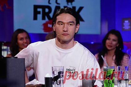 Комик из шоу «Что было дальше?» покатал Хасбика на коленях. Один из ведущих шоу «Что было дальше?» Нурлан Сабуров рассказал о своей поездке из аэропорта с блогером Хасбуллой Магомедовым на коленях. Комик встречал Хасбика в аэропорту перед съемками шоу. Подробностями Сабуров поделился во время ответа на вопрос в выпуске программы «Вопрос ребром» на YouTube-канале Gazgolder.