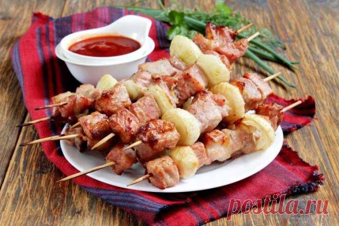 Шашлыки в духовке на шпажках - 10 простых и вкусных рецептов Рассказываем проверенные рецепты вкусного шашлыка в духовке на шпажках - из курицы, свинины, говядины, баранины, индейки, с овощами и другие!