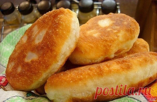 ПИРОЖКИ БЕЗ ХЛОПОТ 

Пирожки получаются мягкие, вкусные и не черствеют 2-3 дня (если конечно доживут:)) Тесто готовиться за 5 минут и сразу лепятся пирожки, не нужно ждать пока оно поднимется. 

ИНГРЕДИЕНТЫ: 
1 стакан теплой воды; 
50 гр. прессованных дрожжей; 
1 ст. ложка сахара; 
1 ч. ложка соли; 
3 ст. ложки подсолнечного масла; 
4 стакана муки; 
1 стакан крутого кипятка; 
начинка любая 

ПРИГОТОВЛЕНИЕ: 
В теплой воде развести дрожжи, добавить сахар, соль, подсолнечное ...