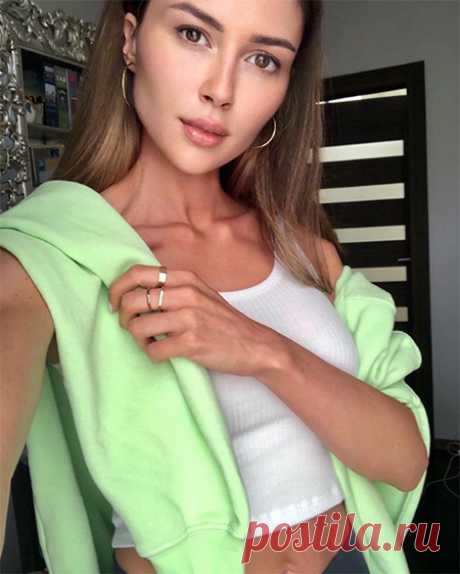 Анна Заворотнюк  :  всю свою жизнь я считала себя очень сильным человеком, на которого не влияют стрессы и обстоятельства вокруг, мне казалась, что я могу преодолеть абсолютно все. Но за эти полтора года моя жизнь очень сильно изменилась и произошло очень много событий, и я поняла, насколько я могу быть слабой, ранимой и порой неспособной управлять своими эмоциями.
Страхи за близких, проблемы и стрессовые ситуации есть у каждого из нас, и это нормально, что мы чего-то боимся...