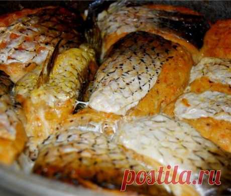 Фаршированный карп,запеченный с овощами