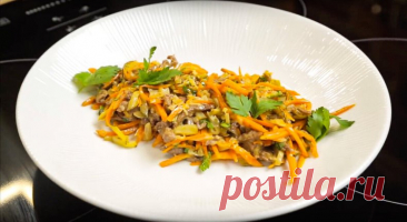 Приготовьте "Обжорку" — сытный, вкусный и простой салат, который наверняка напомнит вам вкус детства. Его готовили еще в Советском Союзе.

Ингредиенты:
Морковь — 1 шт
Лук — 1 шт
Соленые огурцы — 4 шт
Говядина — 200–250 г
Растительное масло
Лимон — долька
Петрушка — несколько веточек
Сельдерей — несколько листиков
Майонез — 2 ст. ложки
Соль, перец

Приготовление:
Морковь нарезаем тонкой соломкой, лук — кубиком, мясо — небольшими кусочками. Для салата лучше брать мягкую говя...