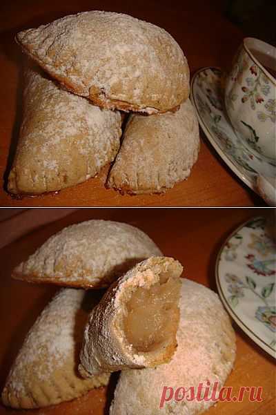 Ореховое печенье с яблочной начинкой.