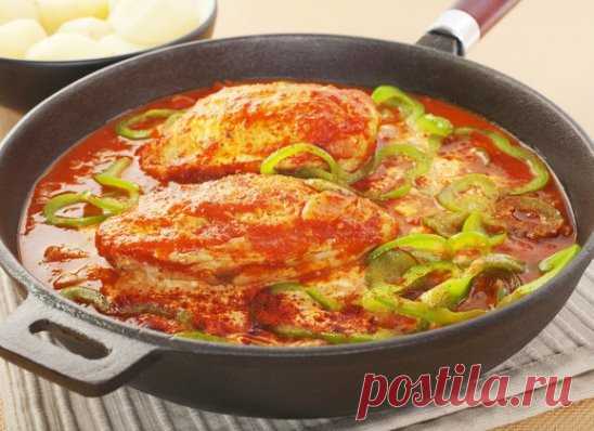 Чахохбили по-грузински – ингредиенты:
1 кг курицы (тушка, окорочка, бедрышки)
500 г помидоров
3 луковицы
1 болгарский перец
2 зубка чеснока
100 мл сухого вина (белого или красного)
30 г сливочного масла
пучок зелени (петрушка, укроп, кинза, базилик)
0,5 ч. ложки паприки
черный молотый перец по вкусу
хмели-сунели по вкусу
шафран по вкусу
соль по вкусу
Рецепт чахохбили:
Перед тем как приготовить чахохбили, курицу помой, обсуши и нарежь на порционные кусочки.
Помидоры пробланшируй 1-2 минуты, сни