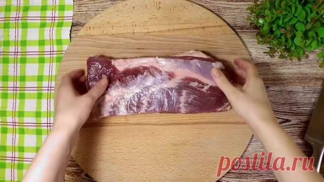 Особым способом сворачиваю рулет, специи распределяются равномерно и получается супер вкусно.