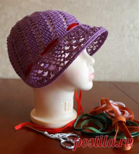 Шляпка а-ля капор (hat a la bonnet crochet) Летняя шляпка связана крючком пряжей ИРИС и украшена лентой Бархотка. Так же летнюю шляпку, но с полями можно посмотреть здесь https://www.youtube.com/playli...