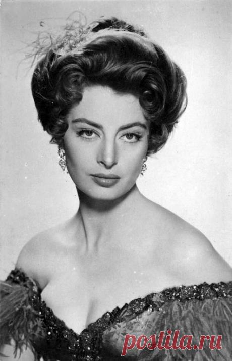 Капюсин (другой вариант написания - Капучине) / Capucine  (6 января 1928 - 17 марта 1990) -  французская актриса и фотомодель. Настоящее имя - Жермен Элен Ирен Лефевр.  |  Самые красивые французские актрисы