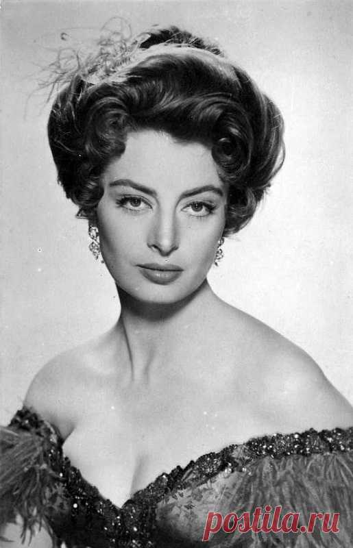 Капюсин (другой вариант написания - Капучине) / Capucine  (6 января 1928 - 17 марта 1990) -  французская актриса и фотомодель. Настоящее имя - Жермен Элен Ирен Лефевр.  |  Самые красивые французские актрисы