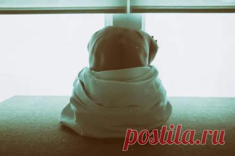 Вредный гиперкифоз! Вот почему люди горбятся и как сутулость влияет на здоровье - ПолонСил.ру - социальная сеть здоровья - Медиаплатформа МирТесен Кифоз, то есть сутулость, — это проблема многих как молодых, так и пожилых людей. Однако, в зависимости от возраста нужно учитывать разные факторы. Вот что нужно знать для здоровья! Лёгкий изгиб верхнего отдела позвоночника известен в медицинском мире как кифоз и является относительной нормой. - 20 ноября - 43381810679 - Медиаплатформа МирТесен