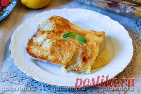 Мясо по-французски. Рецепт с фото Говорят, что нынешнее мясо по-французски происходит от «телятины Orloff», придуманное французским поваром Урбеном Дюбуа специально для графа Алексей  Федорович Орлова, служившего на дипломатической службе при Николае I. Современный рецепт лишь упрощенная версия, представляющая собой запеченное слоями мясо, ломтики картофеля, лука и сыра под соусом из майонеза и сметаны.

