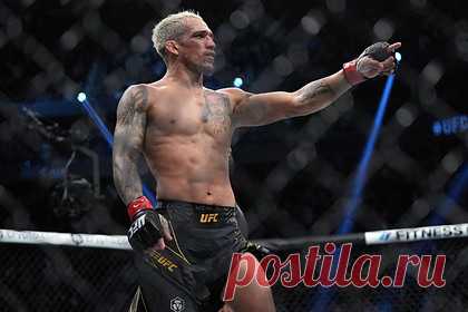 Чемпион UFC в легком весе Оливейра ответил на вызов Макгрегора. Бразильский чемпион UFC в легком весе Чарльз Оливейра ответил ирландскому бойцу смешанного стиля (MMA) Конору Макгрегору, предложившему ему поединок. Спортсмен согласился на вызов Макгрегора, предложив встретиться в ближайшие выходные. «Я готов, я все еще в городе. Давай, детка», — написал Оливейра.