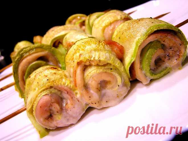 Кабачковые рулетики с куриным филе и беконом