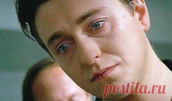 Я не обижаюсь на людей, я просто меняю о них мнение. Можно вытащить человека из грязи, но нельзя вытащить грязь из человека.