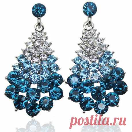 Посмотрите на эти роскошные серьги. Форма ничего не напоминает? Да это же настоящие новогодние елочки. Дизайнеры очень удачно скомбинировали кристаллы нейтрального цвета и голубого, а универсальная классическая треугольная форма этих украшений делает сережки по-настоящему универсальным аксессуаром, который подойдет под белое, синее или голубое вечернее или повседневное платье.