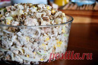 Городская домохозяйка: салат с рисом, курицей и подсолнечником