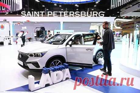 «АвтоВАЗ» показал на ПМЭФ в качестве новинки копию китайского кроссовера. На Петербургском международном экономическом форуме (ПМЭФ) представили кроссовер Lada X-Cross 5, который является копией китайского Bestune T77 от концерна FAW. Собирать его будут на бывшем заводе Nissan. О том, что под брендом «АвтоВАЗа» могут начать сборку китайских моделей, стало известно в апреле.