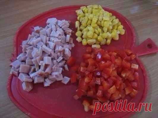 Заливные яйца Заливные яйца

Ингредиенты на 10 порций:
10 скорлупок от яиц
2 стакана мясного соленого бульона
20 г желатина
1 свежий перец
1 маленькая банка кукурузы
300 г ветчины
зелень
Можно использовать любой наполнитель: рыбу, курицу, мясо.

Приготовление:
1. Подготовим скорлупу (ее можно заготовить заранее, по мере поглощения яиц). Для этого тщательно вымыть яйца, сделать отверстие с тупой стороны яйца, вылить содержимое (оно нам не понадобится для этого блюда), промы...