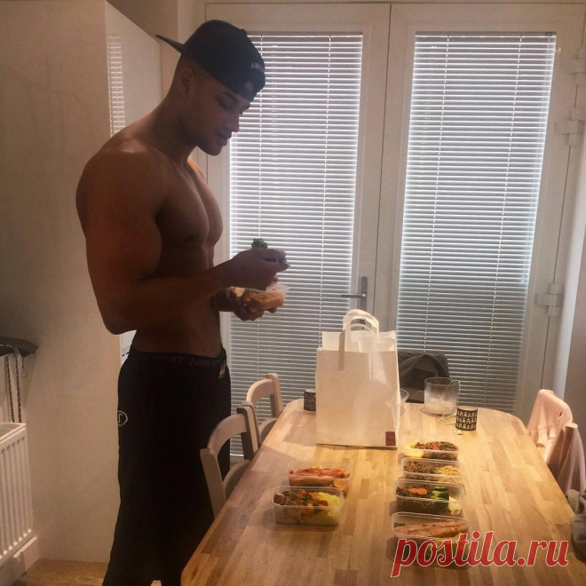Rob Evans в Instagram: «Early morning prepping made easy by @rgfitnessfood. Big S/O. I've trained this hard before and only got stronger but my body never actually changed to much, you've made it clear/prove on just how importantes nutrition is. Even tho they taste 🔥. The best part about it is the convenience. For anyone who is setting goals to get that body you want, you not gonna get it on working out alone, that's only 30%. If you wanna learn more or don't have the tim...